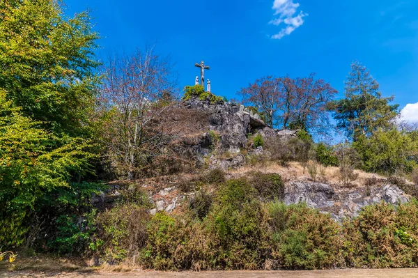Manastırdaki süvariye doğru bakan bir manzara, İngiltere 'nin Leicestershire kentindeki St. Bernard Manastırı.