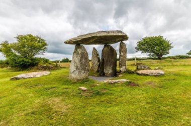 Galler 'in Pembrokeshire kentindeki Preseli tepelerindeki Pentre Ifan' daki antik mezar odasındaki dengeli kaya çatı manzarası