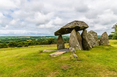 Galler 'in Pembrokeshire kentindeki Preseli tepelerindeki Pentre Ifan' daki antik defin odasının manzarası.