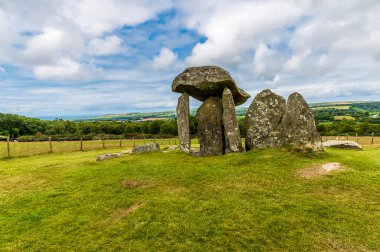 Galler 'in Pembrokeshire kentindeki Preseli tepelerindeki Pentre Ifan' daki antik defin odasının arka tarafından bir manzara.
