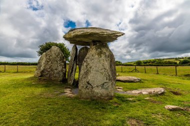 Galler 'in Pembrokeshire kentindeki Preseli tepelerindeki Pentre Ifan' daki antik mezar odasının büyük dengeli bir kaya çatısının yakın görüntüsü.