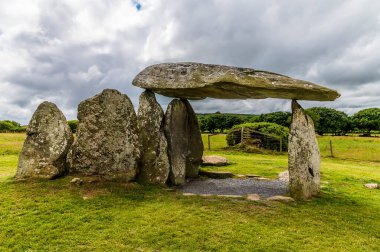 Galler 'in Pembrokeshire kentindeki Preseli tepelerindeki Pentre Ifan' daki antik defin odasına yakın çekim.