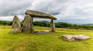 Galler 'in Pembrokeshire kentindeki Preseli tepelerindeki Pentre Ifan' daki antik defin odasından sahile yakın bir görüntü.