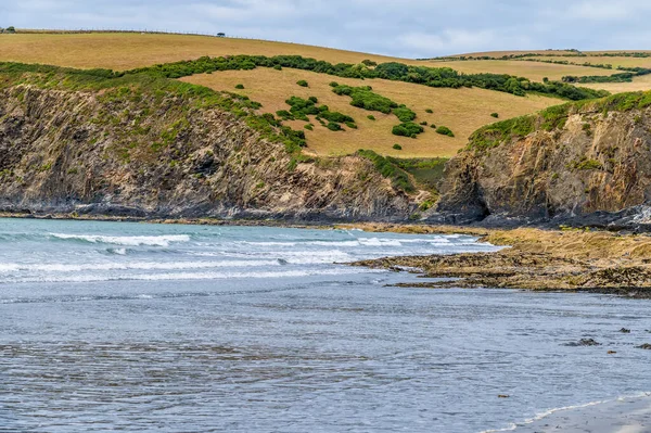 Een Blik Langs Rotsbaden Het Strand Bij Bij Newport Pembrokeshire — Stockfoto