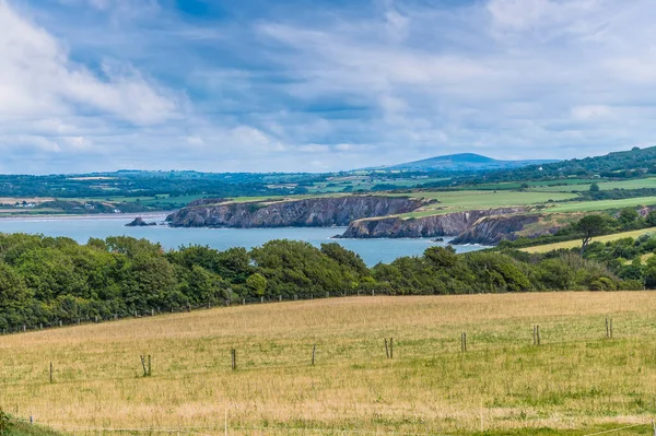 Kuzey Pembrokeshire, Galler 'de bir yaz akşamında kıyı şeridi boyunca bir manzara