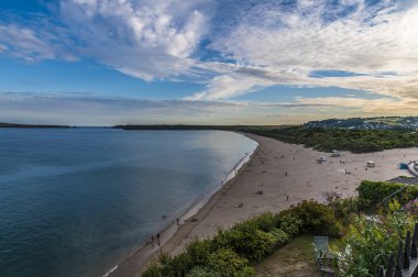 Tenby, Pembrokeshire, Galler 'deki Güney Sahili boyunca bir yaz akşamı manzarası