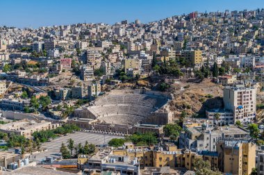 Yaz mevsiminde Ürdün 'ün Amman kentindeki Roma amfitiyatrosuna doğru kaleden bir manzara