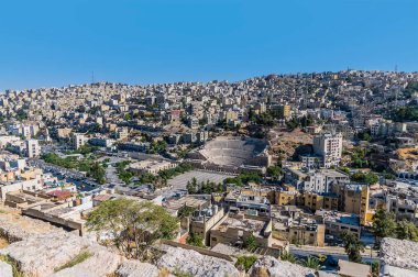 Yaz aylarında Ürdün 'ün güneyindeki Amman semtinde Roma amfitiyatrosuna doğru kaleden bir manzara