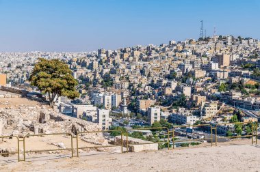 Yazın Ürdün, Amman 'daki kaleden doğuya doğru bir manzara.