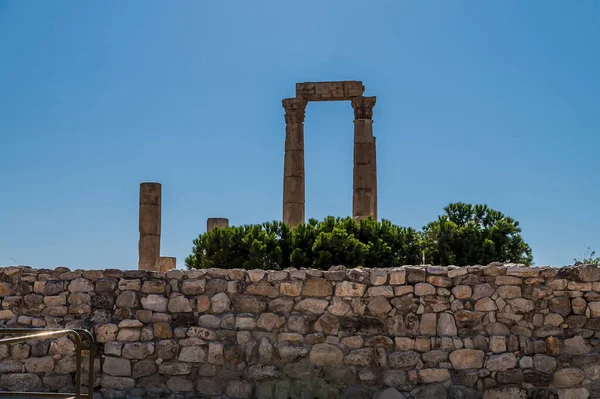 Widok Wobec Frontu Świątyni Herkulesa Cytadeli Ammanie Jordania Latem — Zdjęcie stockowe