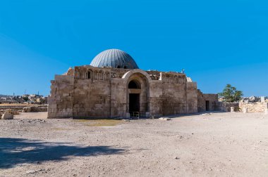 Yaz mevsiminde Ürdün 'ün Amman kentindeki kalede bir cami manzarası