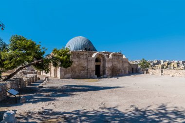 Yaz mevsiminde Ürdün 'ün Amman kentindeki bir kaleye bakan bir manzara.