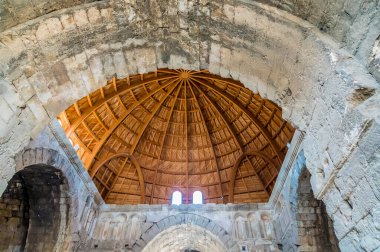 Yaz mevsiminde Ürdün 'ün Amman kentindeki bir kalede cami manzarası