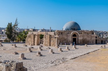 Yaz mevsiminde Ürdün 'ün Amman kentindeki bir kaleye bakan bir manzara