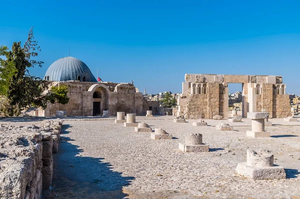 Vue Sur Une Cour Menant Une Mosquée Dans Citadelle Amman — Photo