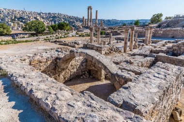 Yaz mevsiminde Ürdün 'ün Amman kentindeki bir kuyu ve kalenin manzarası