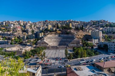 Yaz mevsiminde Ürdün 'ün Amman kentindeki Roma amfitiyatrosuna doğru bir manzara