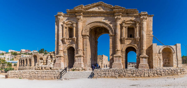 Вид на фасад Адрианской арки в древнем римском поселении Гераса в Джераше, Иордания летом