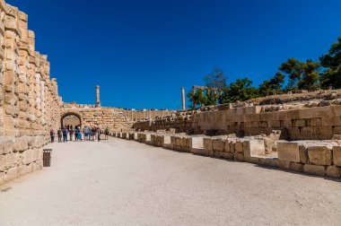 Ürdün 'ün Jerash kentindeki antik Roma yerleşim bölgesinin güney kapısından bir manzara.