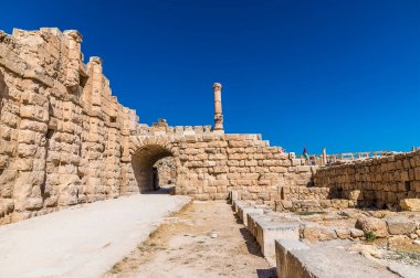 Güney kapısından, Ürdün 'ün Jerash kentindeki antik Roma yerleşimindeki Oval Plaza' ya giden bir manzara.