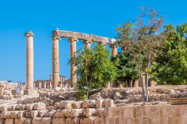 Ürdün 'ün Jerash kentindeki antik Roma yerleşimindeki Oval Plaza' ya bakan bir manzara