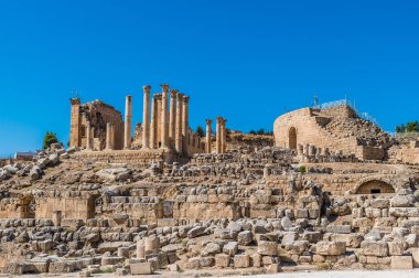 Ürdün 'ün Jerash kentindeki antik Roma yerleşimindeki Zeus Tapınağı manzarası