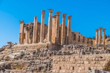 Ürdün 'ün Jerash kentindeki antik Roma yerleşimindeki Zeus Tapınağı' nın yakın görüntüsü.