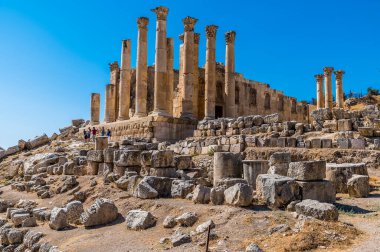 Ürdün 'ün Jerash kentindeki antik Roma yerleşiminde Zeus Tapınağı' na bakan bir manzara.