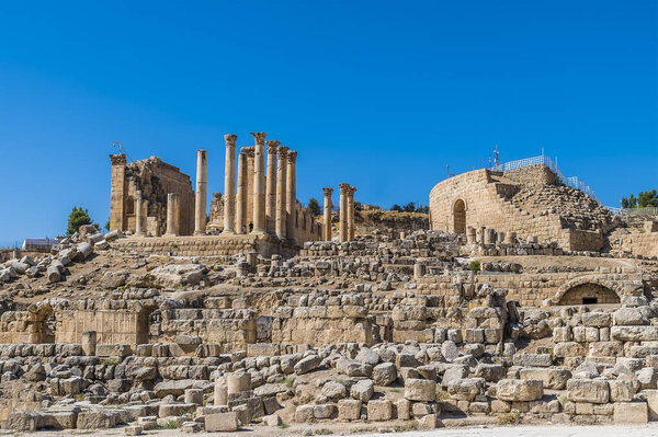 Вид на храм Зевса в древнеримском поселении Гераса в Джераше, Иордания летом
