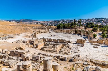 Yazın Ürdün 'ün Jerash kentindeki Gerasa antik Roma yerleşiminde Oval Plaza ve sömürgeci cadde arasında bir hava manzarası