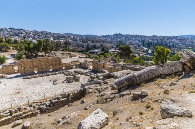 Ürdün 'ün Jerash kentindeki antik Roma yerleşim yerindeki Güney Kapısı' na doğru bir hava manzarası