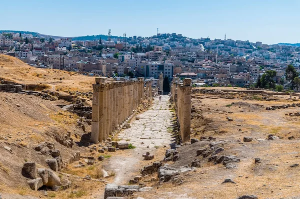 Вид Колоннаду Древнем Римском Поселении Гераса Джераше Иордания Летом — стоковое фото