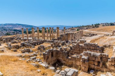 Ürdün 'ün Jerash kentindeki antik Roma yerleşiminde Artemis Tapınağı' na bakan bir manzara