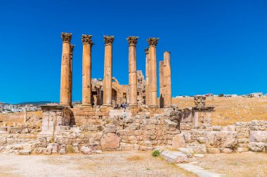 Ürdün 'ün Jerash kentindeki antik Roma yerleşiminde Artemis Tapınağı' nın manzarası