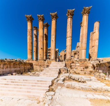 Ürdün 'ün Jerash kentindeki antik Roma yerleşiminde Artemis Tapınağı' nın manzarası