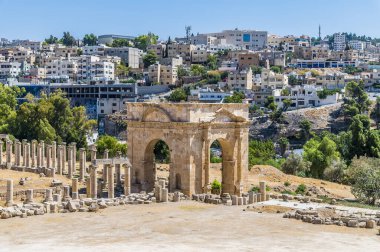 Ürdün 'ün Jerash kentindeki antik Roma yerleşim bölgesindeki Kuzey Kapısı' na doğru amfitiyatrodan bir manzara