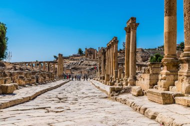 Yazın Ürdün 'ün Jerash kentindeki Gerasa antik Roma yerleşim yerindeki sütunlu ana caddenin manzarası