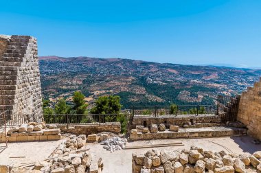 Ürdün 'ün yenilenmiş Ajloun Kalesi siperlerinden bir manzara
