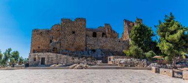 Ürdün 'deki yenilenmiş Ajloun Kalesi' nin önünde bir manzara.