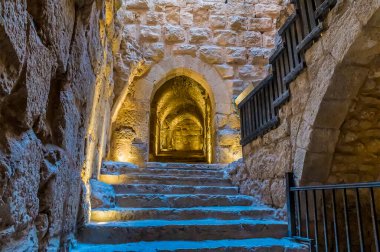 Yazın Ürdün 'ün yenilenmiş Ajloun Kalesi' nin içindeki koridorda bir manzara yükseliyor.