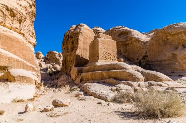 Yazın Ürdün 'ün eski Petra kentinin yanındaki eski evlerin manzarası