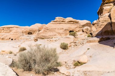 Ürdün 'ün eski Petra şehrine giden yolun yanındaki eski mağara evleri manzarası.