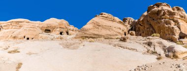 Yazın Ürdün 'ün antik Petra kentine yakın birkaç mağara evinin manzarası.