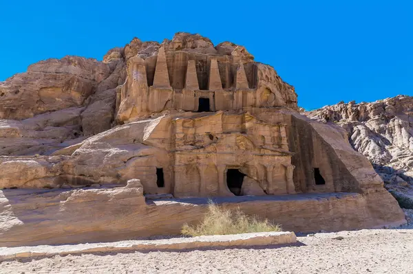 Widok Opuszczonej Jaskini Mieszkającej Ścieżce Prowadzącej Starożytnego Miasta Petra Jordania — Zdjęcie stockowe