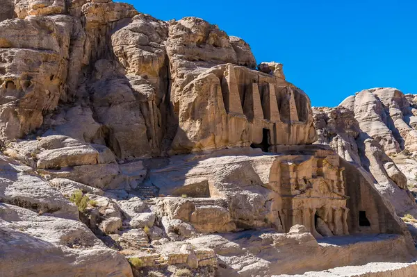 Ürdün, Petra antik şehrine giden yoldaki mağara tapınaklarına bakan bir manzara.