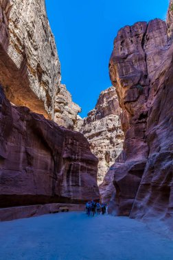 Ürdün 'ün eski Petra şehrine giden yoldaki renkli kayaların görüntüsü