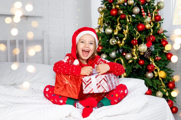 Une Enfant Fille Avec Des Cadeaux Sapin Noël Dans Pull — Photo