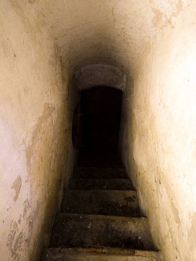 Şehirdeki terk edilmiş eski bina.