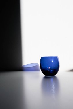 Koyu mavi ve açık mavi mum tutacaklarında yanan mumlar. Dekoratif cam mum kavanozları. Metin uzayı.