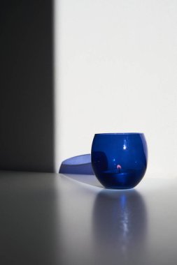 Koyu mavi ve açık mavi mum tutacaklarında yanan mumlar. Dekoratif cam mum kavanozları. Metin uzayı.